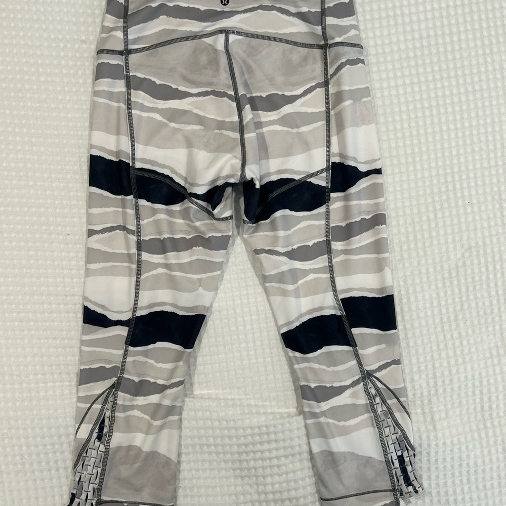 Lululemon sz large like new capri leggings.